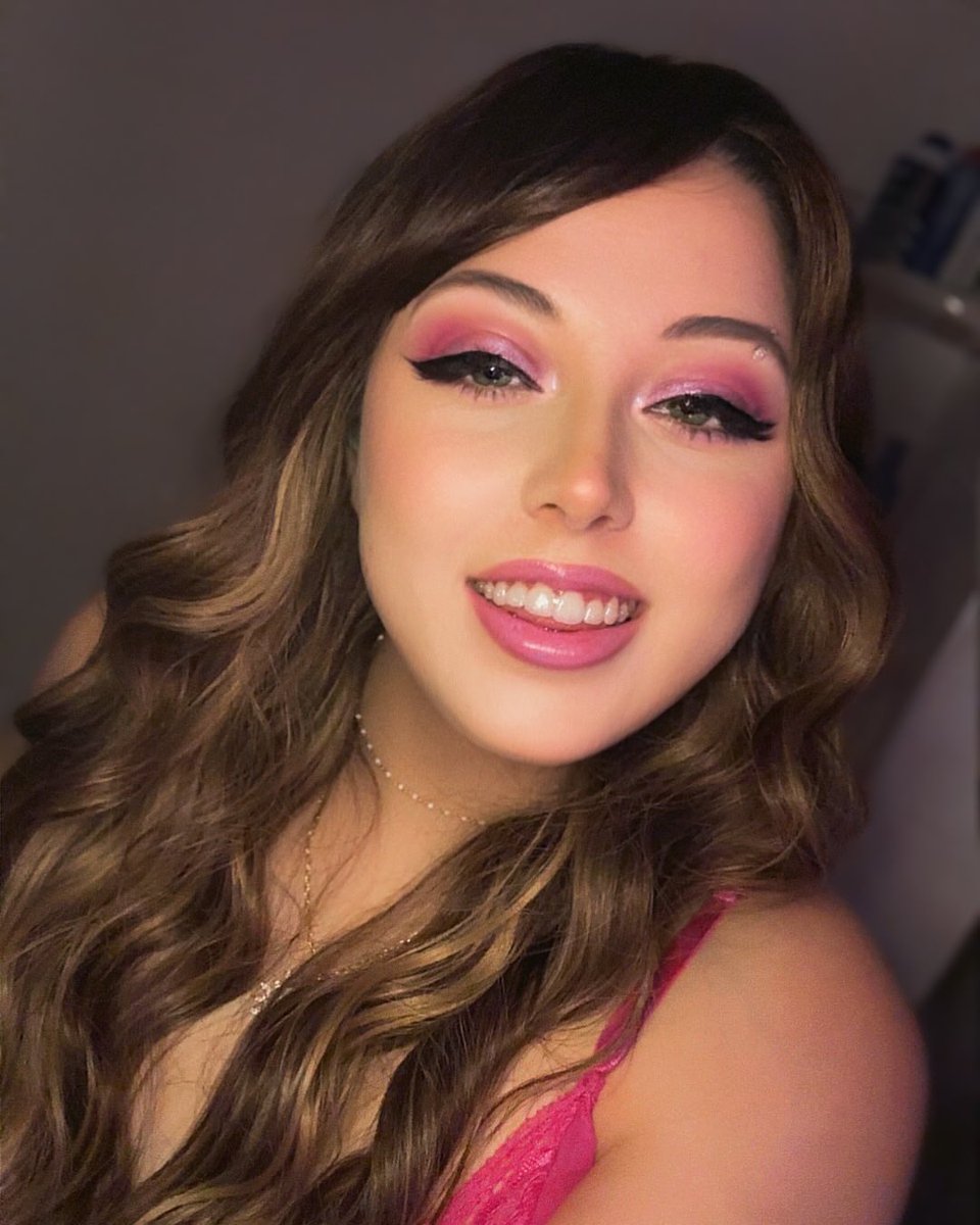 goddesssleepyy's tweet photo. #PinkMakeup #CloseUpGlam #GlossyLips #WingedLiner #SoftCurls #GlowGoddess https://t.co/1nyoQXRrtB