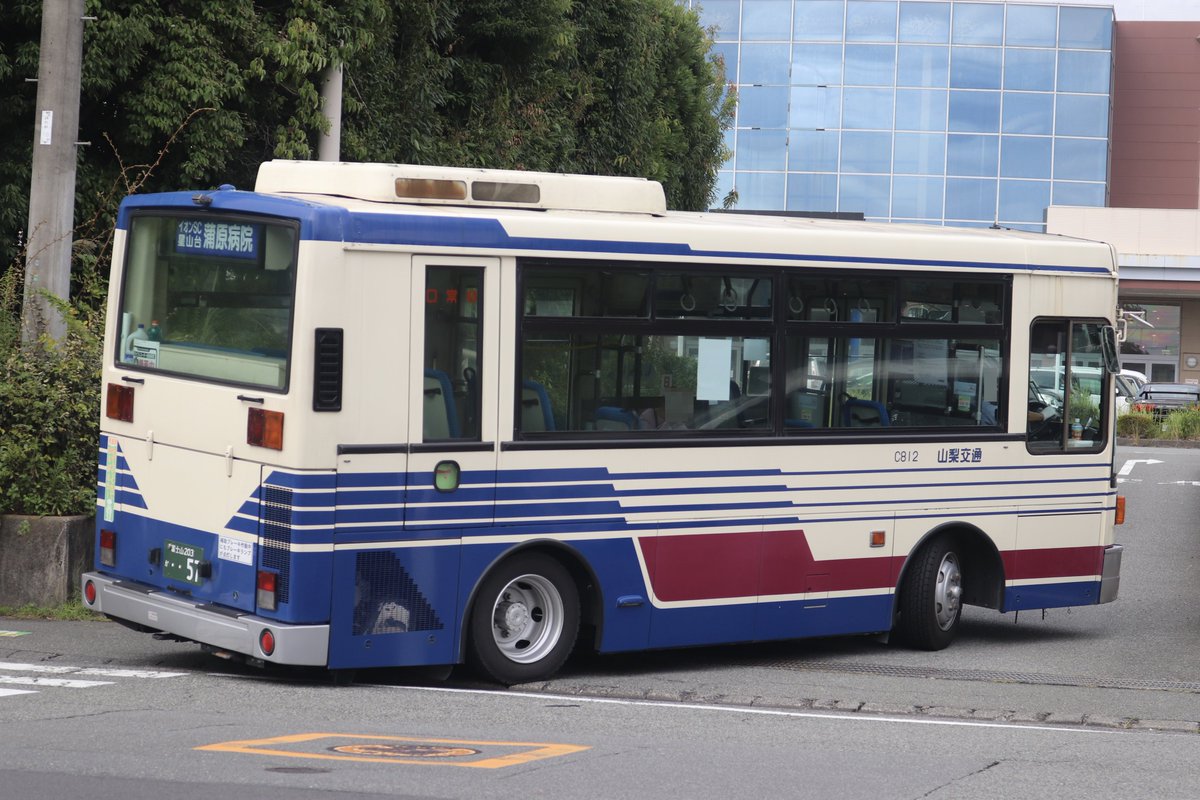 山梨交通 C812(静岡)
富士山203か・・57
1997年式 KC-RN210CSN
※元 西武バス→西武観光バス
静岡唯一の山交オリジナルカラー。大北線からの撤退で特に動向が気になる1台です。大北線の最終日に漸く撮影できました