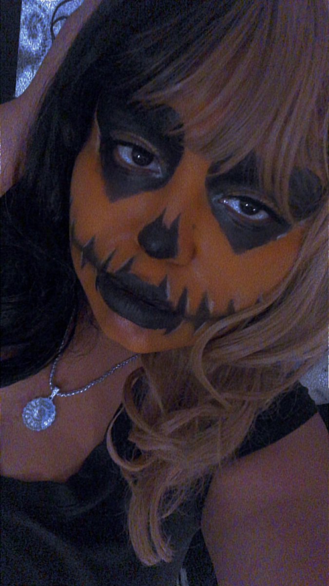 Laerhsa's tweet photo. Happy October 🎃🖤 https://t.co/iNfpbueQHA