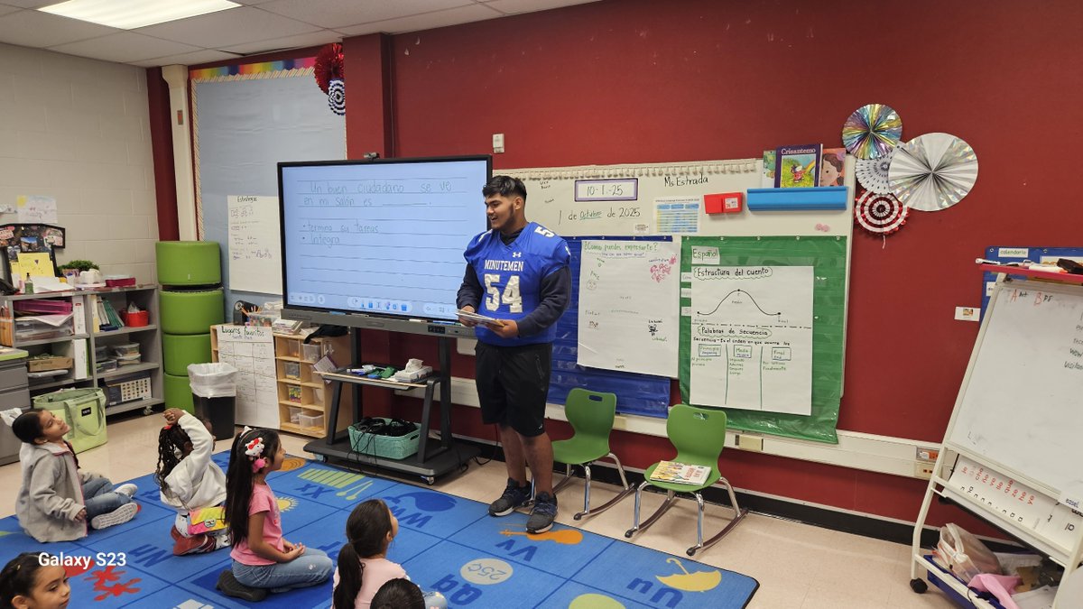 Coach_POrtega's tweet photo. Watching our @EISDMemorialHS  young men interact with our @EISDofSA @LasPalmasEISD youth is a reward in itself, but anytime our Football players get to be part of servant leadership, it builds character &amp; great citizens! Thanks FelipeChu &amp; JosephTolbert #MinuteMENread #PlayToWIN https://t.co/7Bkqq2jpcU