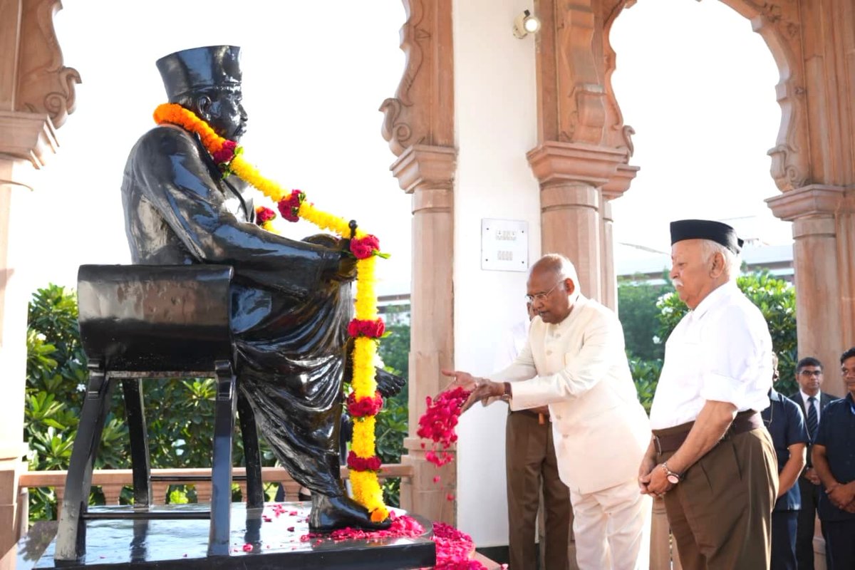 BJP4Maharashtra's tweet photo. भारताचे माजी राष्ट्रपती, श्री रामनाथजी कोविंद यांनी रेशीमबाग येथे आद्य सरसंघचालक परमपूज्य डॉ. केशव बळीराम हेडगेवार यांच्या समाधी स्थळी भेट देऊन पुष्पांजली अर्पित केली. 

#RSS100Years https://t.co/6ZMaSciVyW