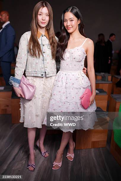 ฟร้อนต์โรว์ลุกเป็นไฟ! "หลิง-ออม" สวยสะกดสายตา ร่วมชม Dior Women's Spring/Summer 2026 อย่างสมศักดิ์ศรีไอคอนสายแฟชั่น

LINGORM AT DIOR PFW26

#LinglingKwong #หลิงหลิงคอง
#OrmKornnaphat #ออมกรณ์นภัส 
#LingOrm #หลิงออม
#LingOrmDiorSS26 
#DiorSS26 

วงการแฟชั่นต้องสั่นสะเทือนอีกครั้ง