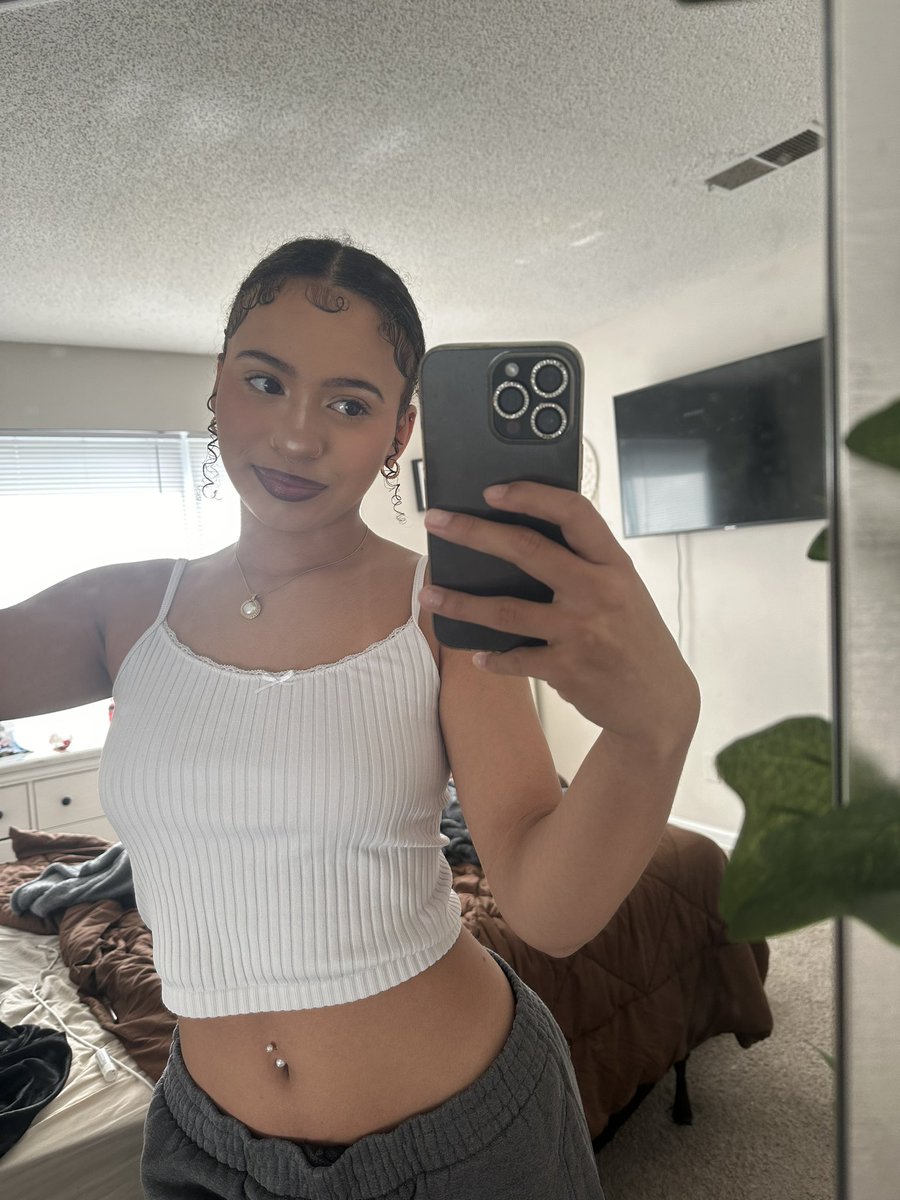 i’m live come chat you sexy beasts 💗
twitch.tv/yleila_