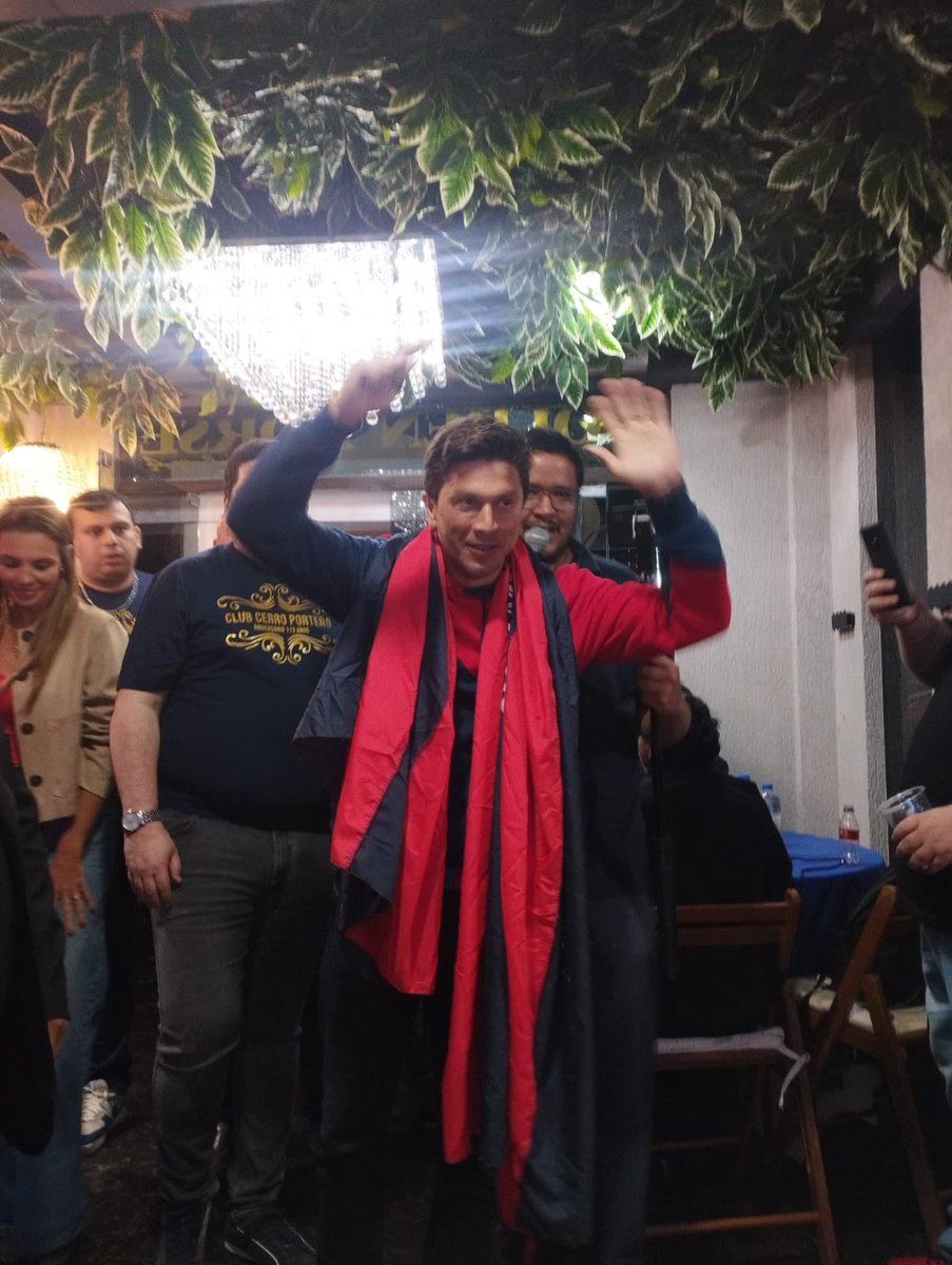 Danymacica's tweet photo. Lic Carlos Rejala:

"Hace 6 meses que no hablo , pero hace 6 meses estoy trabajando incansablemente por y para cerro porteño"

"Hoy mi prioridad es ganar en enero , quiero que el club del pueblo vuelva a ser del pueblo"

"Este equipo no solamente va jugar el partido , este equipo va ganar el partido en enero"

"Vamos transformar nuestro azulgrana querido en un club elite"

"Hoy les digo , en enero va haber nueva dirigencia y esa dirigencia van a ser ustedes"

#LaGranJugada