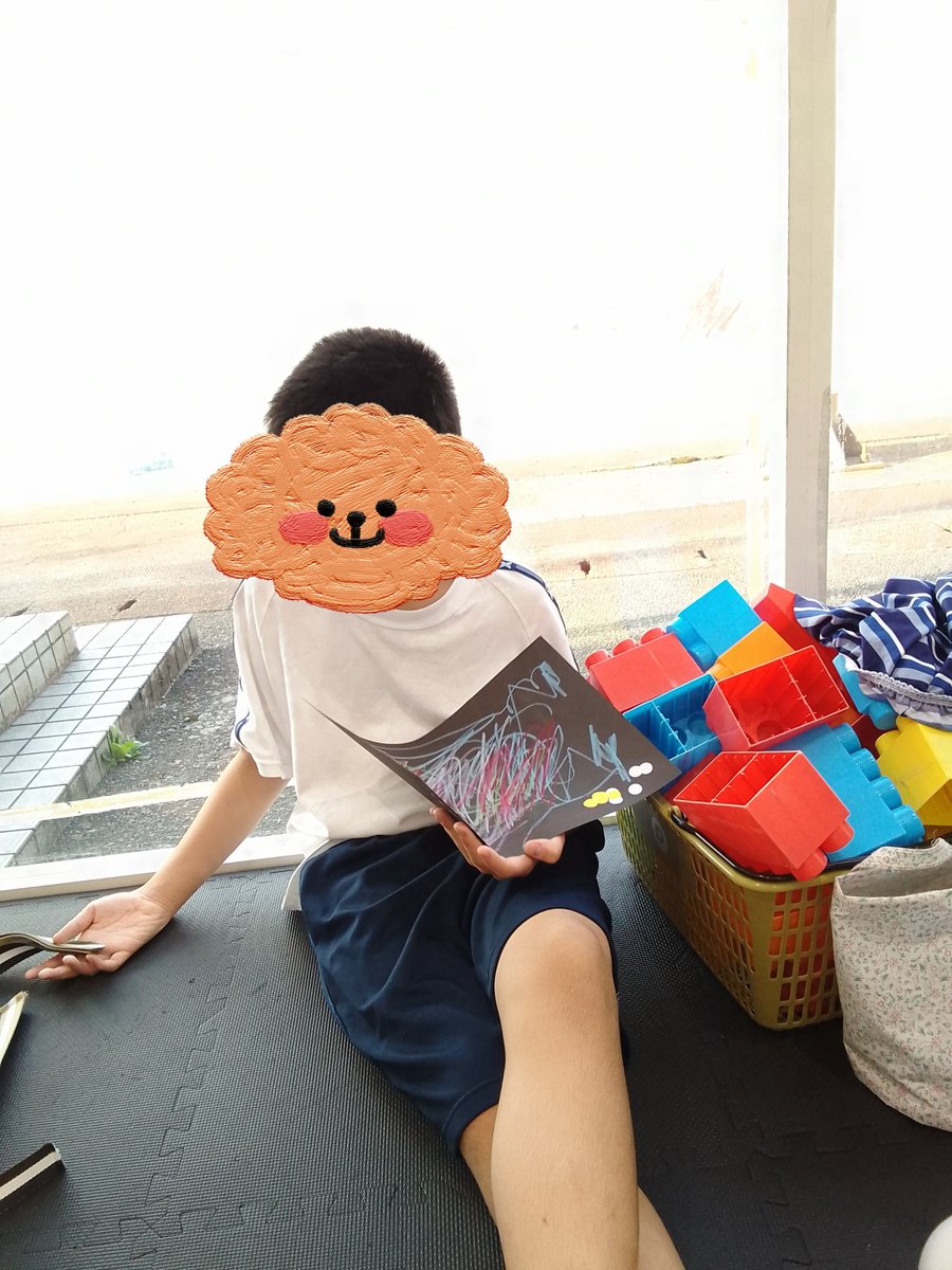 attomitsuke's tweet photo. 黒い画用紙にお絵かきしました✨
花火や星空など、シールを使ったりして、綺麗な作品ができました😊

#新潟県　#見附市　#今町　#放課後等デイサービス　#放デイ　#あっとほーむ見附 https://t.co/fyPv4Fg1n5