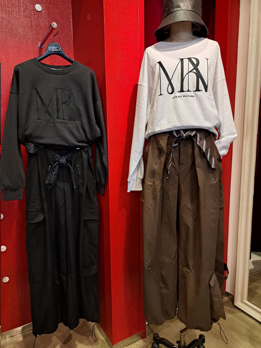 【Roger &amp;Raw 】
秋冬新作入荷

ピグメントプルパーカー&amp;
ZIPパーカー

ライダースジャケット

レザーブルゾン

刺繍トレーナー&amp;
ベルト付きワイドパンツ