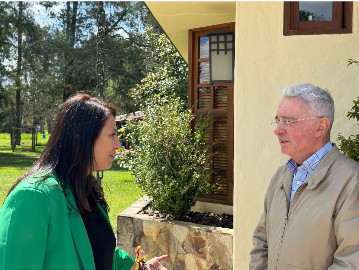 Tanto que aprender de grandes líderes como <a href="/AlvaroUribeVel/">Álvaro Uribe Vélez</a> y <a href="/PaolaHolguin/">Paola Holguín 🇨🇴</a> 🇨🇴🇨🇴🇨🇴

Escucharlos dialogar, analizar situaciones y buscar soluciones es una verdadera cátedra. 

<a href="/CeDemocratico/">Centro Democrático</a> 

#PaolaEs