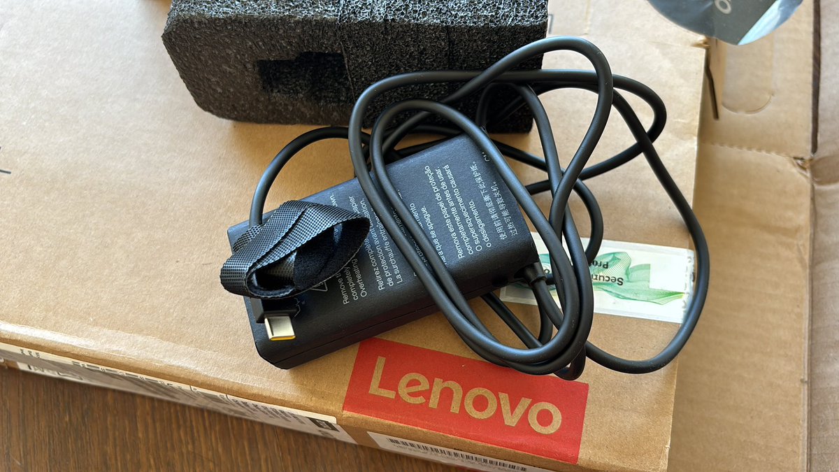 Shubham44859501's tweet image. Got scammed in @flipkart open box delivery.
Box was already open, charger inside was different (Type-C) while my laptop uses banana port.
I have the unboxing video as proof but customer care isn’t helping.
#FlipkartFraud #OpenBoxDelivery
Order Id: OD335532771007255100