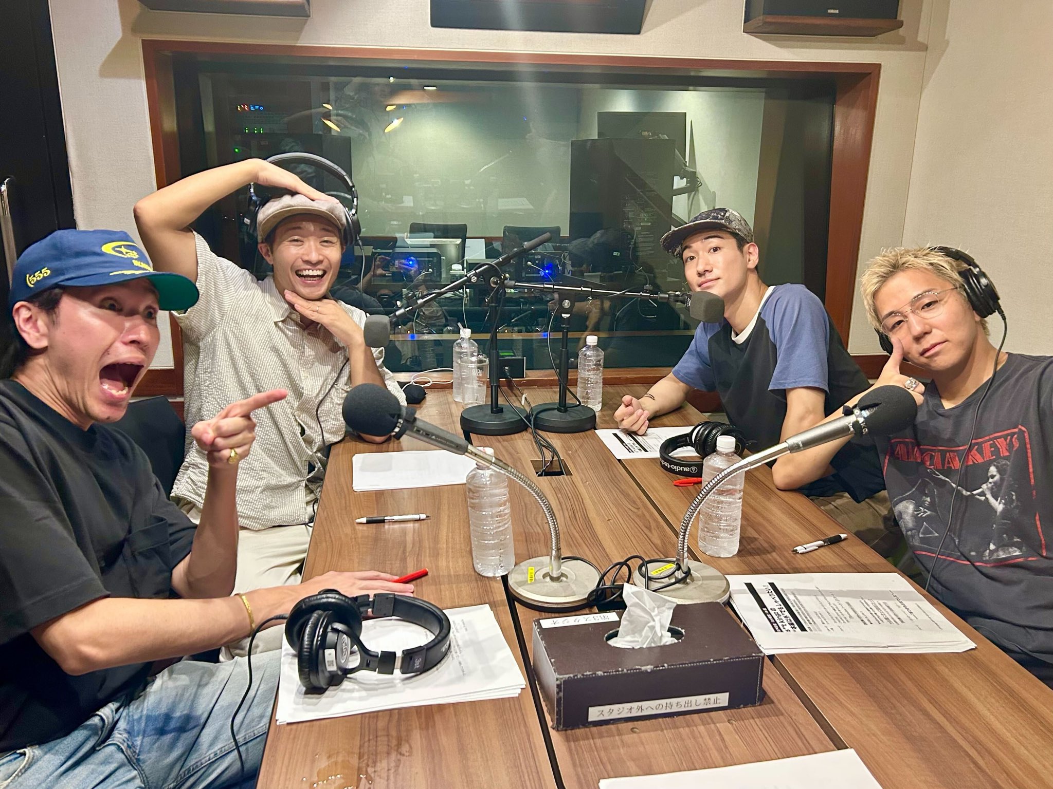 s**t kingz　シットキングス　みんなで歓談しテーシャツ（S）　新品未開封 s**t kingz シットキングス みんなで歓談しテーシャツ（S） 新品