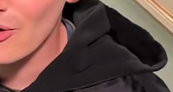 byerseason's tweet photo. i think this is that one blue tshirt outfit but WHY does it look like he’s wearing something gray over it… hes in wheelers #letmehavethis https://t.co/vTHuLv8VVg