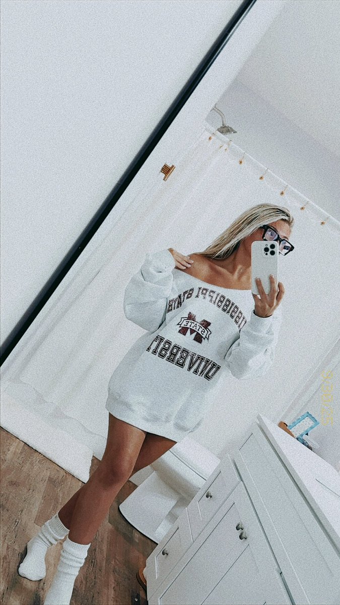 Say hi if you’re online and want something in your dms… 👀