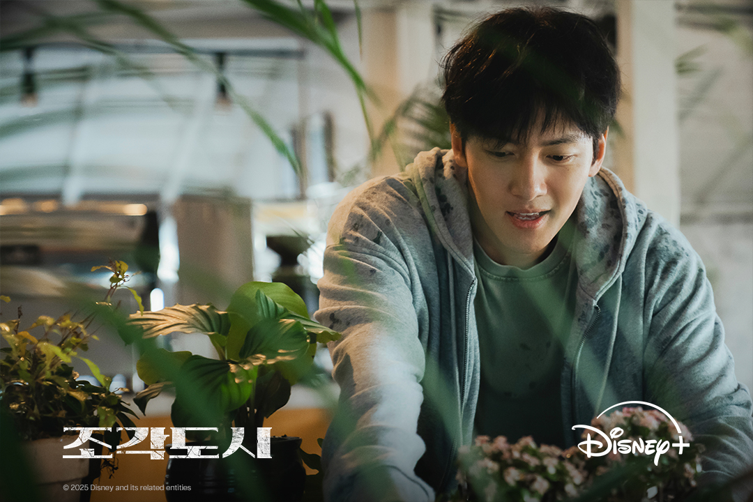 DisneyPlusKR's tweet photo. 삶을 조각 당한 '박태중'
그의 처절한 복수는 성공할까?

<조각도시> 11월 5일 단독 공개

#조각도시 #TheManipulated
#지창욱 #도경수 #김종수 #조윤수 #이광수
#디즈니플러스 #DisneyPlusKR https://t.co/z8NAXkqAsQ