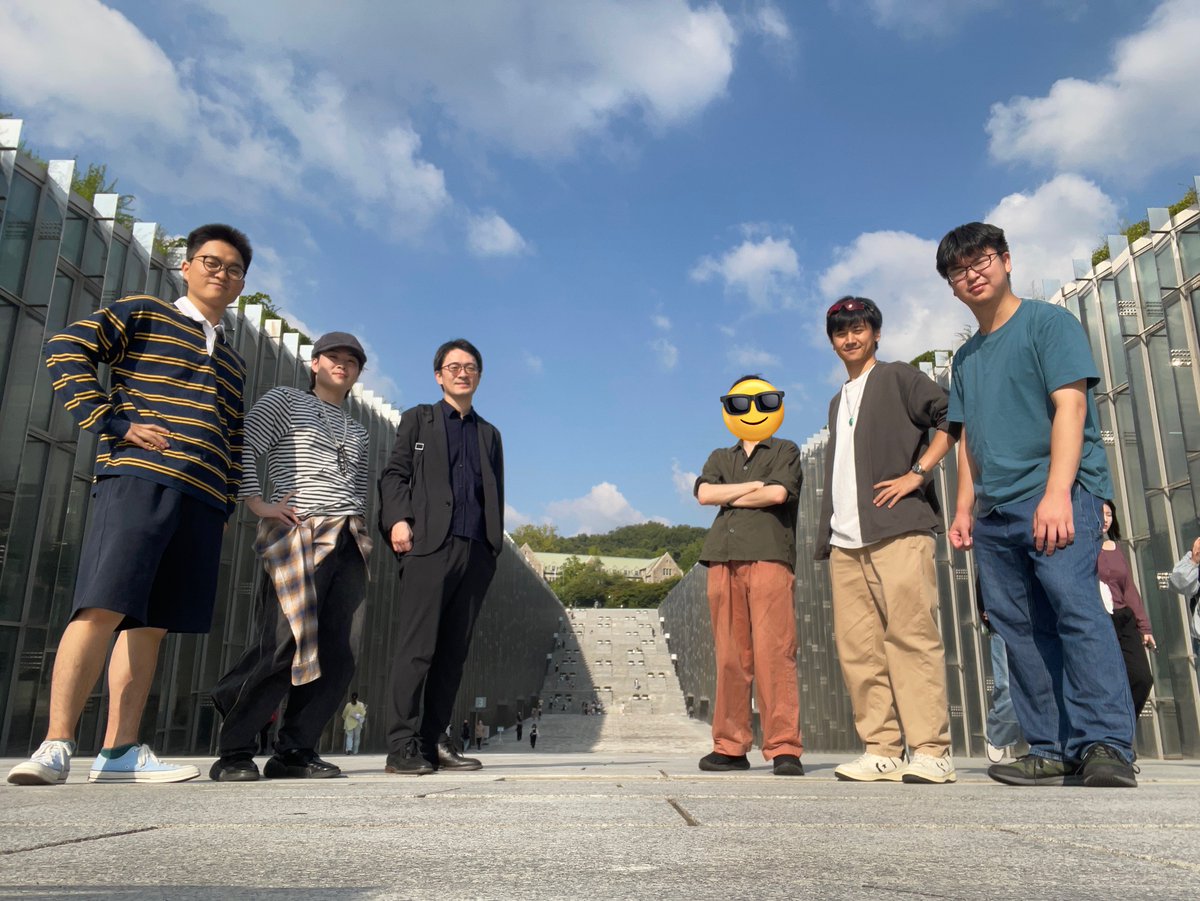 みなさんこんにちは！山村研です💪

さて、みなさん夏休みはいかがでしたか？

山村研は2泊3日の韓国・ソウル調査へ🇰🇷

聖水や清渓川、北村のほか、九老や加山などのデジタル団地を視察し、議論を交わしました🏙️

写真は #都市と産業 でお馴染み、梨花女子大学のキャンパスです📚