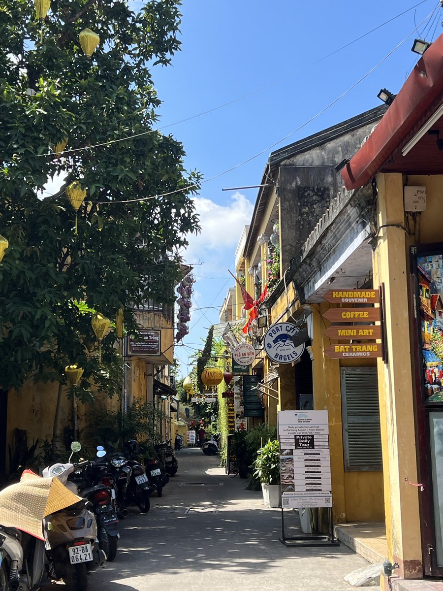 canon_0410's tweet photo. ずっと行きたかったベトナムのホイアンに来た🇻🇳お天気にも恵まれて素敵な景色に心が踊る。
いろいろな景色を見たり、人と出会ったり、そういう経験にお金を使いたい。

いろいろな選択をして今ここにいるわけだけど、どの選択を選んでも正解だなぁと思う。 https://t.co/ggxbawG4RD