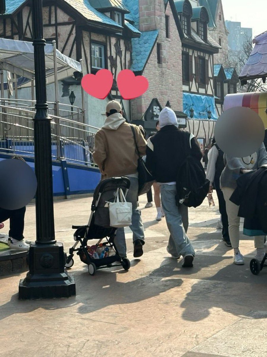 atlemise's tweet image. TXT&apos;s Soobin and BAE173&apos;s Yoojun trying to hard launch their dating / relationship rumor for months 🧵

- Theme park date at Lotte World
- Couple&apos;s trip to Taiwan for KR Valentine&apos;s Day
- Matching couple keychains and bracelets
- Lovestagrams of their dates, shared clothes 💕