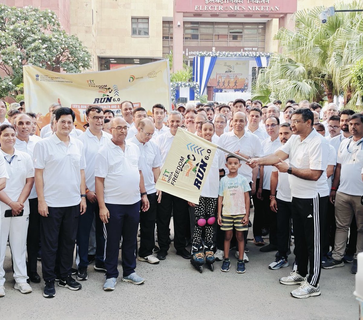 NICMeity's tweet image. With aim to spread awareness about better health & fitness, the #FitIndia Freedom Run 6.0 cum #UnityRun was organised at MeitY Hqrs, Electronics Niketan, New Delhi with the theme “Swachhta and Swasthya (Cleanliness and Health)”.
#SwachhBharat #SwasthBharat #FitIndiaMovement