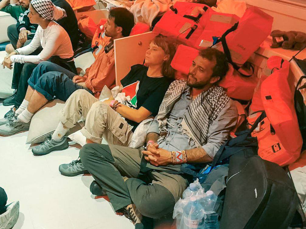 سأقبل أيديكم يا أطهر الناس و أكثرهم شرف