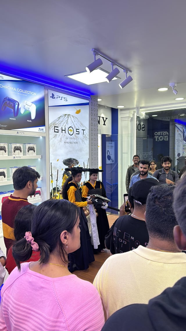CaptainSide1's tweet photo. Ghost of Yotei’s midnight launch in India had gamers buzzing ⚡🎮 Crowds gathered across cities, from neon-lit game stores to packed midnight cafes, all waiting to dive in first.
Those who were up all night, how much do you like the game!?
#GhostOfYotei #MidnightLaunch #IndiaGaming