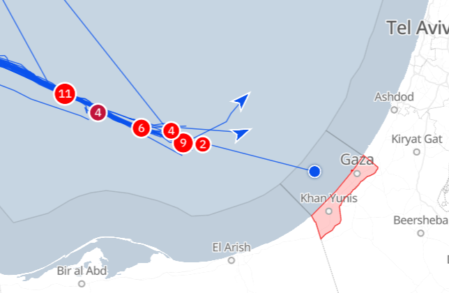 לפי הטרקר של המשט אחת הסירות חמקה לחיל הים ומתקרבת לחופי עזה.