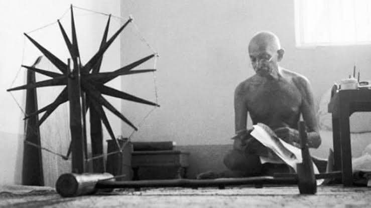 चरख्याने सामान्यांचे हाती बळ दिले अन्यायाविरुद्ध लढायला.. मनं धीरोदात्त बनवली आपले हक्क मिळवायला..चरख्यानेच नष्ट केली भीती..आणि त्याच्याच धाग्याने जोडला गेला सबंध देश.

सामान्यांना स्वातंत्र्य चळवळीस जोडून घेणाऱ्या अतूट धाग्यास जयंतीनिमित्त विनम्र अभिवादन..

गांधी अमर आहे.