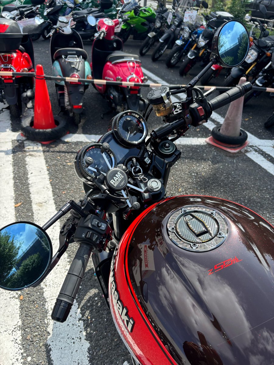 Z900RS 50th 手放そうか悩み中😩
誰か真剣に買いたい人いるかな？