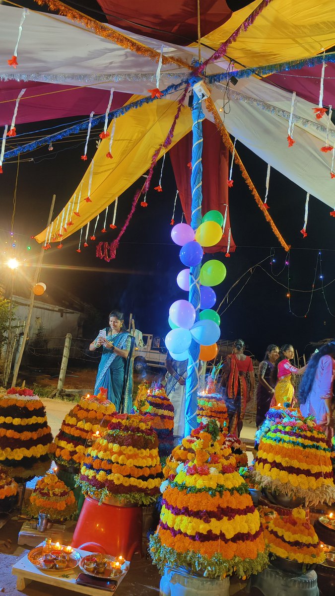GP_Rajaram's tweet photo. తీరొక్క పూలతో బతుకమ్మను పేర్చి.. ఆడబిడ్డలంతా ఓచోట చేరి ఆటపాటలతో ఆనందంగా జరుపుకొనే తెలంగాణ సాంస్కృతిక ప్రతీక బతుకమ్మ..
#RajaramBathukamma2025
#BathukammaCelebrations https://t.co/WlGU0X9HNX