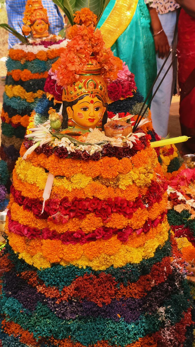 GP_Rajaram's tweet photo. తీరొక్క పూలతో బతుకమ్మను పేర్చి.. ఆడబిడ్డలంతా ఓచోట చేరి ఆటపాటలతో ఆనందంగా జరుపుకొనే తెలంగాణ సాంస్కృతిక ప్రతీక బతుకమ్మ..
#RajaramBathukamma2025
#BathukammaCelebrations https://t.co/WlGU0X9HNX