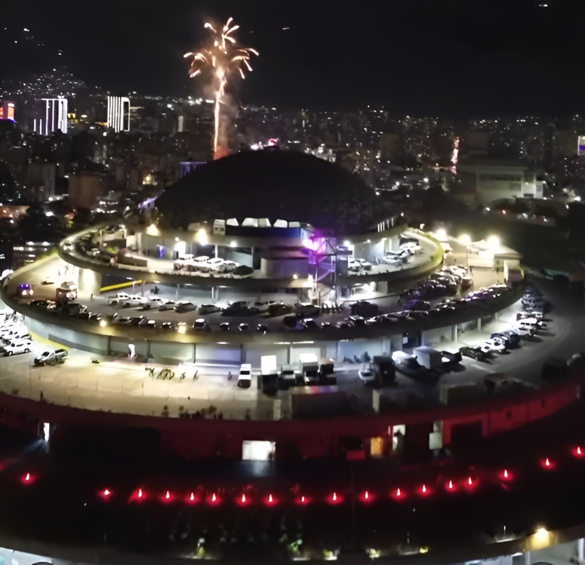 Nada para festejar, pero Maduro ordena adelantar la Navidad con música, villancicos y fuegos artificiales desde la siniestra cárcel El Helicoide (Video)  icndiario.com/2025/10/nada-p…