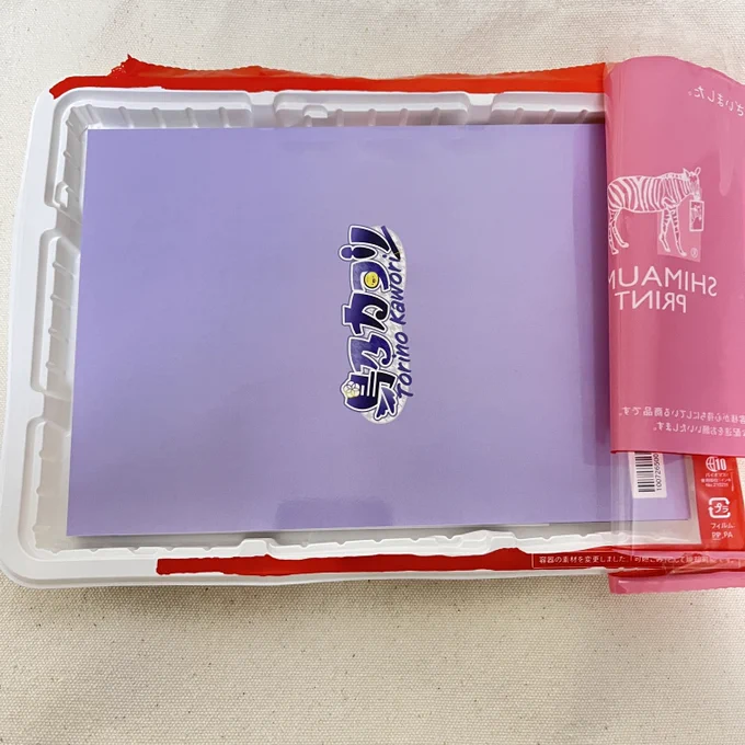 初のオリジナル同人誌が届きました しまうま出版さんの丁寧な梱包 外から中身が分からない配慮もありがたい 特に黄色の発色がとても綺麗で 瞳が映えてます クリアPP加工の艶感もイイ感じ! 期間限定で通販中です 感想も楽しみにしています
