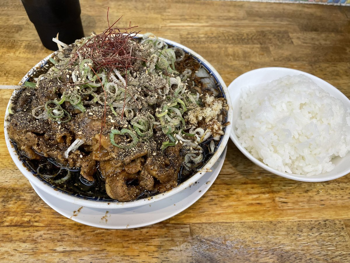 仕事をなんとか片付けて東久留米へ。
丸めさんにて限定の丸めブラック豚スラダブル中盛と大ライスを頂きました。
2年振りの丸めブラック最高でした！
年一でいいからまたやってほしいです。