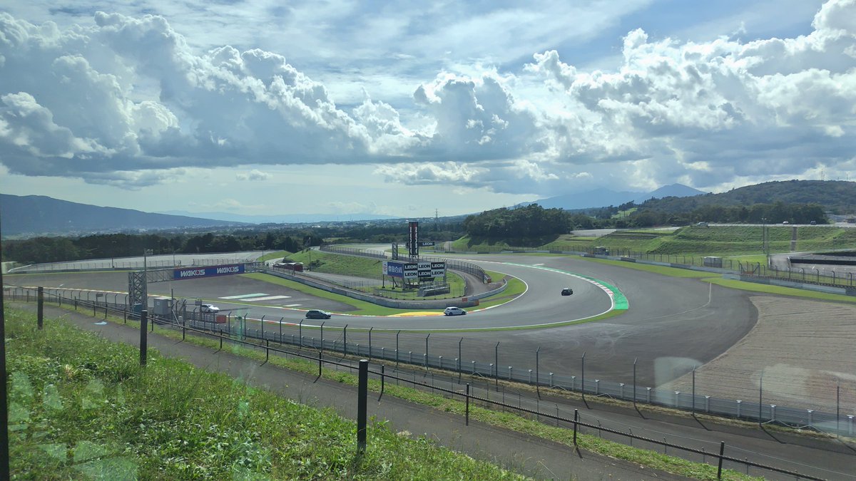 富士スピードウェイに来ました( ◜ᴗ◝)
多分、生まれて初めて生でサーキットを見ましたw
とにかく広いし、ずっとエンジンの爆音が聞こえてて…これがモータースポーツ…！