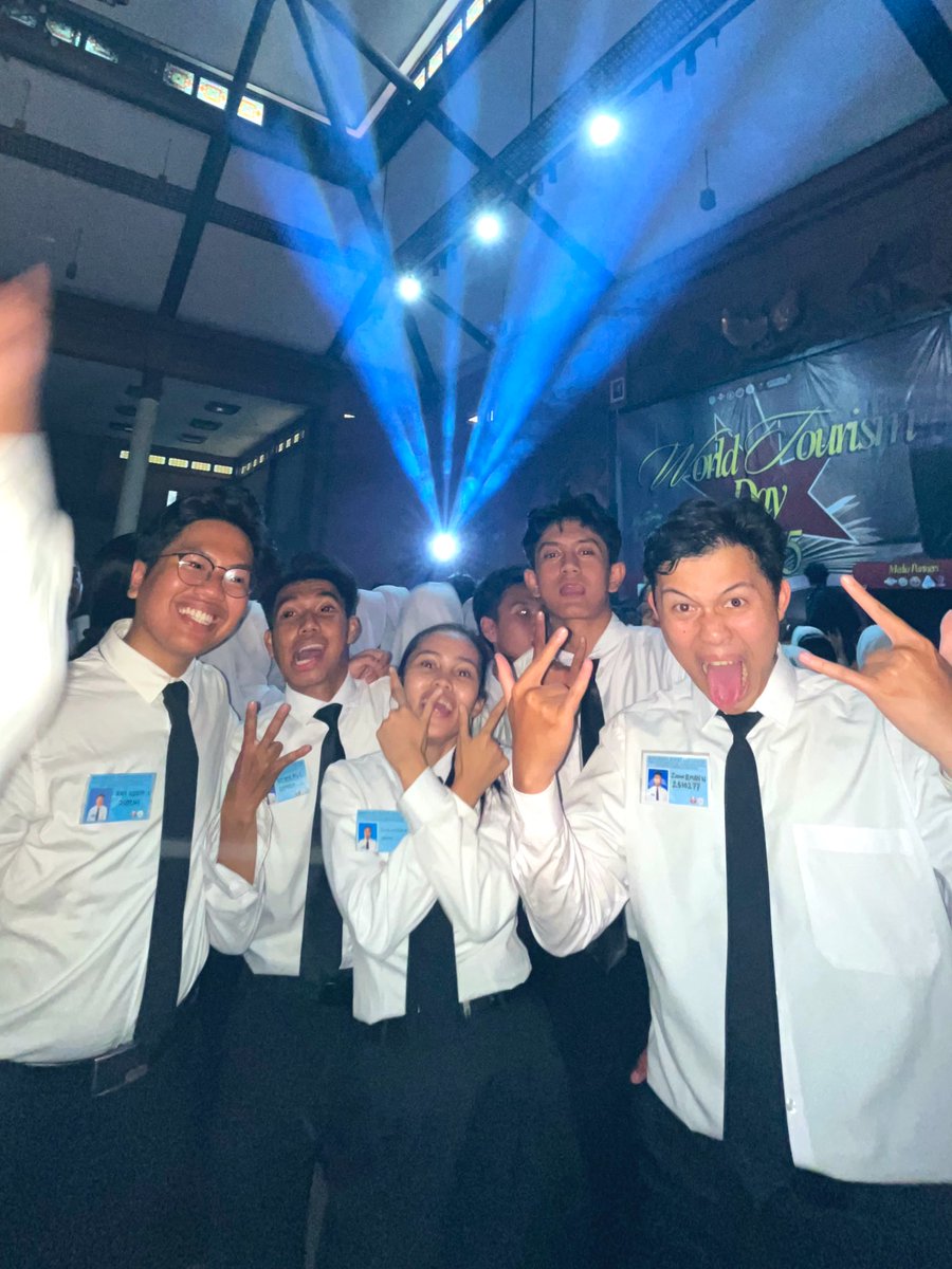 nikolelaa's tweet photo. aku dan teman-teman di september :3 https://t.co/T3ohmogNrm