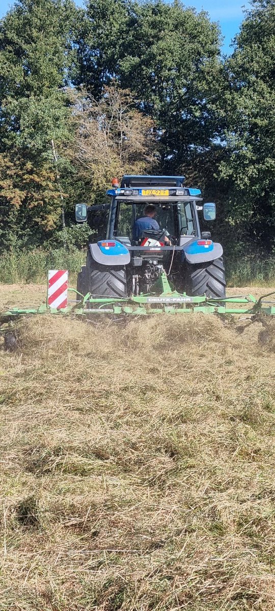smit_evelien's tweet photo. Vandaag in de balen...maar wat nog meer balen is?
De hoeveelheid #ridderzuring in het land, ondanks #spotspraying.
Dat was dus lopen en zoeken gisteren in het land😉
#boeren #weiland https://t.co/ynEQNUPPW8