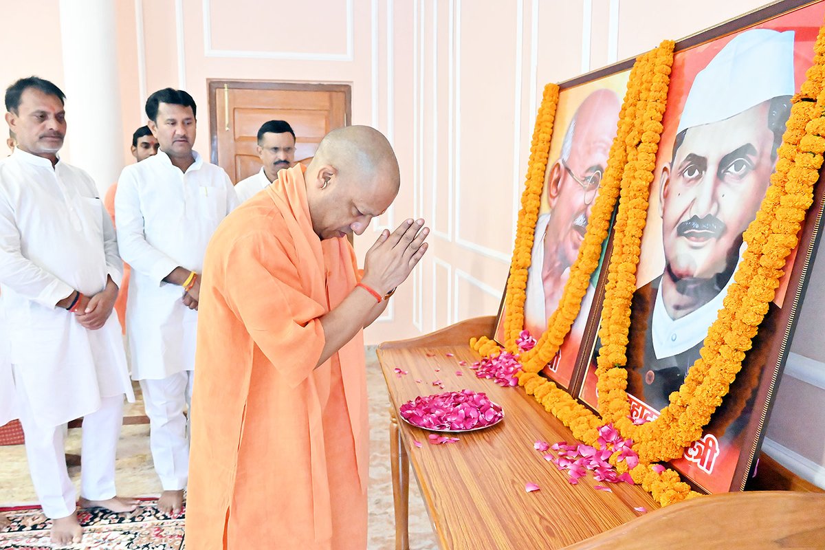 myogiadityanath's tweet image. &apos;राष्ट्रपिता&apos; महात्मा गांधी जी एवं पूर्व प्रधानमंत्री, &apos;भारत रत्न&apos; लाल बहादुर शास्त्री जी का त्यागमय जीवन लोकतंत्र की पाठशाला है।

मानवता से दीप्त उनके विचार हम सभी के लिए पाथेय हैं। 

दोनों महापुरुषों की पावन जयंती के अवसर पर आज @GorakhnathMndr परिसर में उनके चित्र पर पुष्प…