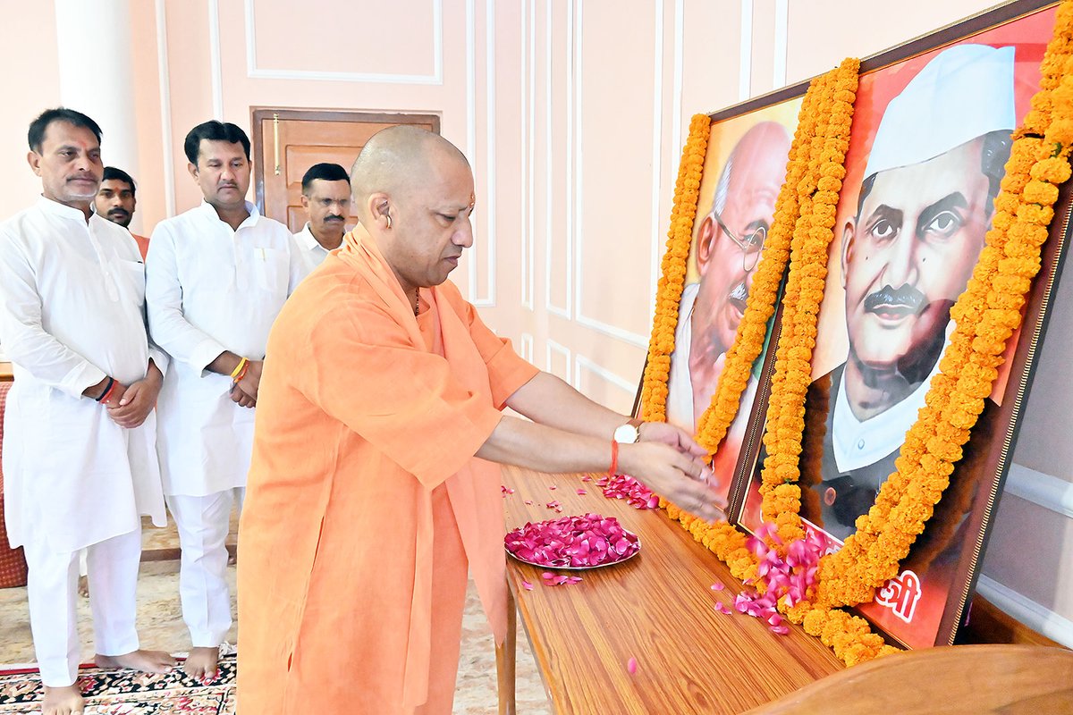 myogiadityanath's tweet image. &apos;राष्ट्रपिता&apos; महात्मा गांधी जी एवं पूर्व प्रधानमंत्री, &apos;भारत रत्न&apos; लाल बहादुर शास्त्री जी का त्यागमय जीवन लोकतंत्र की पाठशाला है।

मानवता से दीप्त उनके विचार हम सभी के लिए पाथेय हैं। 

दोनों महापुरुषों की पावन जयंती के अवसर पर आज @GorakhnathMndr परिसर में उनके चित्र पर पुष्प…