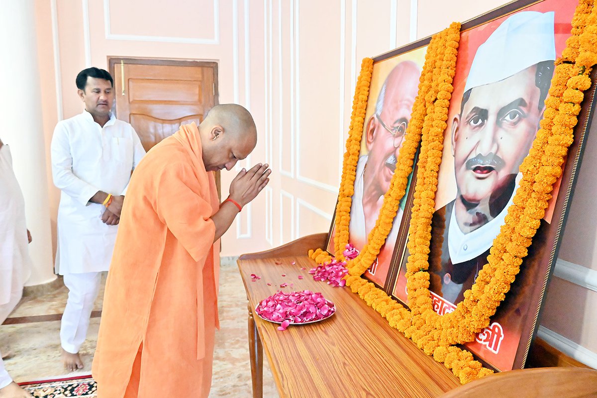 myogiadityanath's tweet image. &apos;राष्ट्रपिता&apos; महात्मा गांधी जी एवं पूर्व प्रधानमंत्री, &apos;भारत रत्न&apos; लाल बहादुर शास्त्री जी का त्यागमय जीवन लोकतंत्र की पाठशाला है।

मानवता से दीप्त उनके विचार हम सभी के लिए पाथेय हैं। 

दोनों महापुरुषों की पावन जयंती के अवसर पर आज @GorakhnathMndr परिसर में उनके चित्र पर पुष्प…
