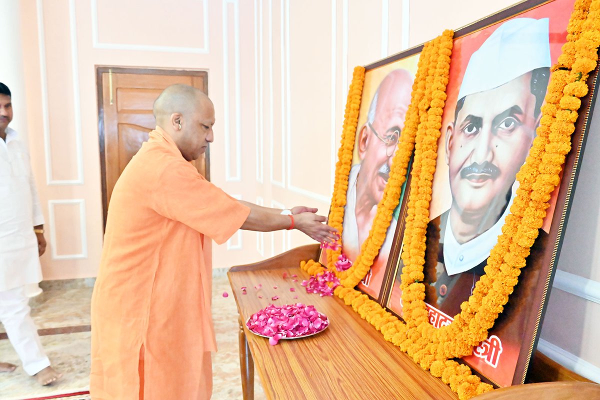 myogiadityanath's tweet image. &apos;राष्ट्रपिता&apos; महात्मा गांधी जी एवं पूर्व प्रधानमंत्री, &apos;भारत रत्न&apos; लाल बहादुर शास्त्री जी का त्यागमय जीवन लोकतंत्र की पाठशाला है।

मानवता से दीप्त उनके विचार हम सभी के लिए पाथेय हैं। 

दोनों महापुरुषों की पावन जयंती के अवसर पर आज @GorakhnathMndr परिसर में उनके चित्र पर पुष्प…