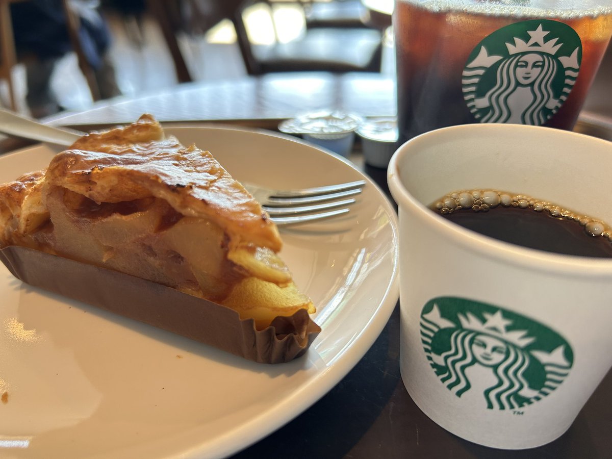 k_uooq's tweet image. 今日は
アッポーパイの気分です
本日のコーヒーを
アイスで 頼んだら
ホットも あいますよ〜と
試飲くれた♡
確かに ホットの方が
よかったかも♡
てか……名前のコーヒー?
だったかな…🤔💭
#スタバ
#お姉さんありがとう
#アップルパイ