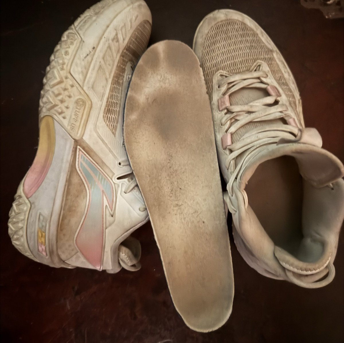 xuchenyi_'s tweet photo. 手滑给删掉了,重新发一遍吧🥹🥹
其实就是半年没洗过的臭鞋（）
#白袜 #白袜男高 #臭白襪 #射篮球鞋 https://t.co/Yvvb6uAUDL
