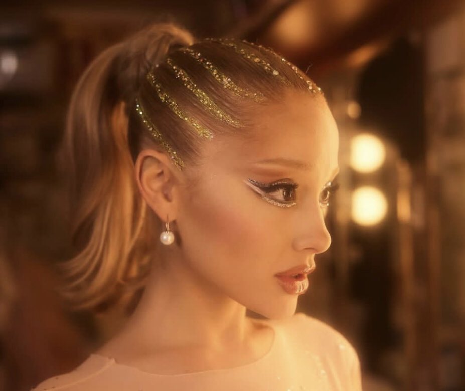 TheGrandeTop10's tweet photo. 🚨The Life of A Show Girl drops in 24 Hours https://t.co/UvsNPB9AVO