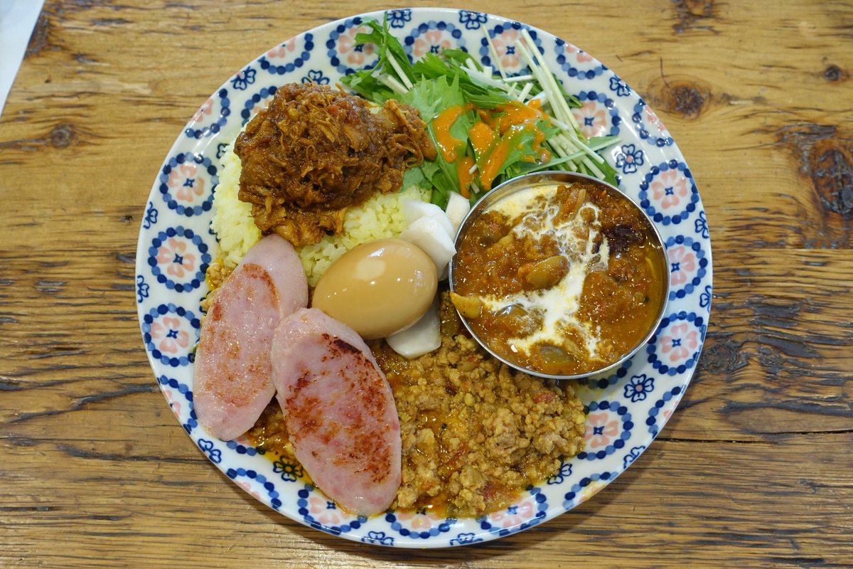 ak_factory's tweet image. サンラサーのあいがけ（まろやかポークキーマカレー、きのこと牛肉のカレー）酢じょう油玉子シン無水チキンカレーハムのグリル
#curry #currystagram #カレー #カレー好きな人と繋がりたい #サンラサー #東新宿 #東新宿カレー #東新宿ランチ #東新宿グルメ #くわちゃんねる instagram.com/p/DPSub28E9Xj/
