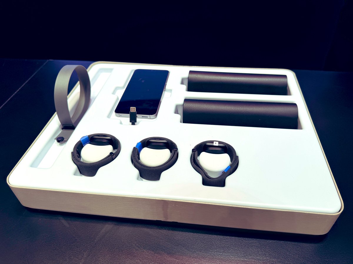 Dilmerv's tweet image. 📣 I keep getting questions about how the Ray-Ban store measures people for the Meta Ray-Ban Displays. Here are some photos of the kit:

- The standard frame size is large, but there’s also a small option.
- The wristband comes in three different sizes, labeled 1–3.

If you have…