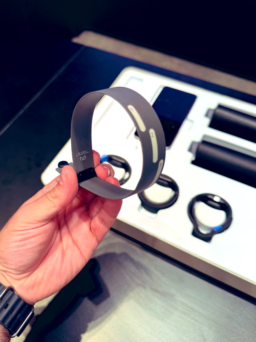 Dilmerv's tweet image. 📣 I keep getting questions about how the Ray-Ban store measures people for the Meta Ray-Ban Displays. Here are some photos of the kit:

- The standard frame size is large, but there’s also a small option.
- The wristband comes in three different sizes, labeled 1–3.

If you have…