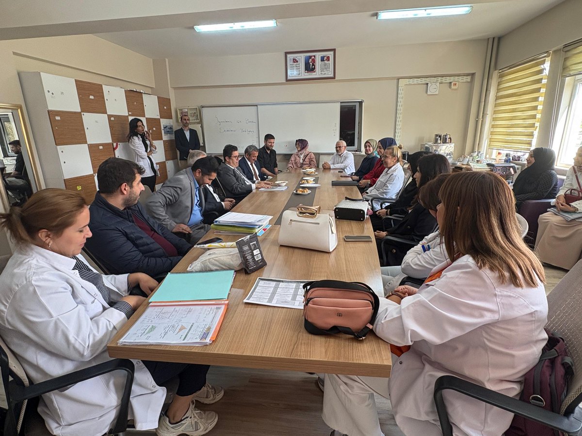 İl Millî Eğitim Müdürü Dr. Aziz Yeniyol ve ilçe Milli Eğitim Müdürü Hüseyin Erdoğan, eğitim öğretim faaliyetlerini yerinde görmek ve değerlendirmelerde bulunmak üzere okulumuza ziyaret gerçekleştirdiler.