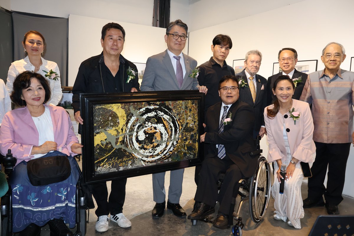 APCDAsiaPacific's tweet image. 🎨 THROUGH UNIQUE EYES 🎨
APCD joined the 4th Korea-Asia Pacific Disability Arts Exhibition (D-EUM) at Bangkok Art &amp;amp; Culture Centre on Sept 30! Mr. Piroon Laismit led our team celebrating artists with disabilities. Art breaks barriers! 🌏✨
#APCD #DisabilityArts #DEUM2025 🎭♿