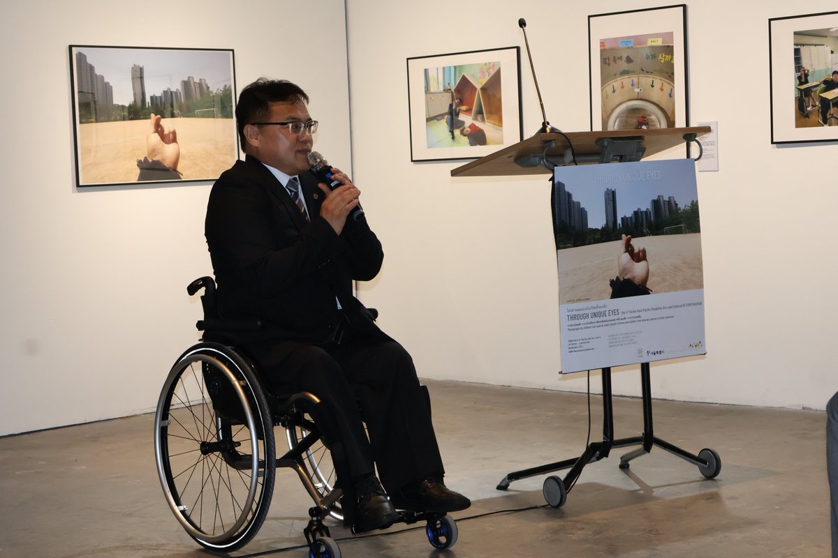 APCDAsiaPacific's tweet image. 🎨 THROUGH UNIQUE EYES 🎨
APCD joined the 4th Korea-Asia Pacific Disability Arts Exhibition (D-EUM) at Bangkok Art &amp;amp; Culture Centre on Sept 30! Mr. Piroon Laismit led our team celebrating artists with disabilities. Art breaks barriers! 🌏✨
#APCD #DisabilityArts #DEUM2025 🎭♿