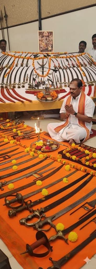 ஆண்டுதோறும் கொலை கருவிகளோடு போஸ் தரும் இந்த பயங்கரவாதியை ஏன் நிரந்தமாக சிறையில் அடைக்கக் கூடாது?