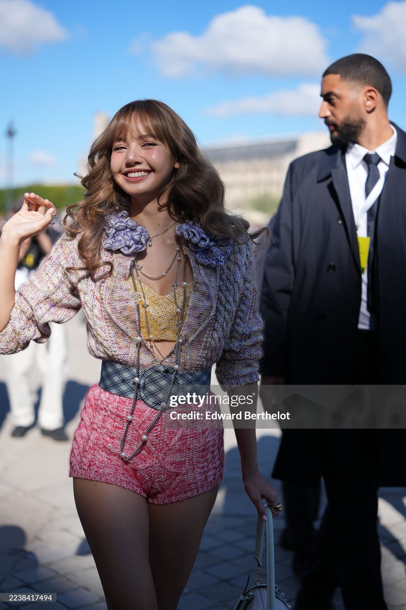 แก้มแดงๆ เหมือนกินมะเขือเทศวันละ 20 ลูก💖

📸 getty

LISA PARIS FASHION WEEK
#LVSS26 #LISAxLVSS26
#LISA #LISAxLouisVuitton 
#ParisFashionWeek #PFW
<a href="/wearelloud/">LLOUD</a> <a href="/LouisVuitton/">Louis Vuitton</a>
🧁🌻