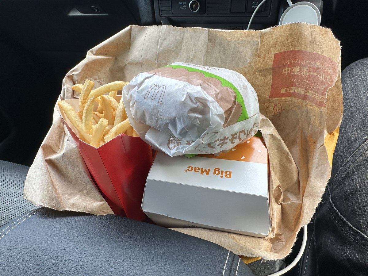 vifsWaSddrCitsk's tweet image. 日本のマックは半額で食べれるからお得なんですよ