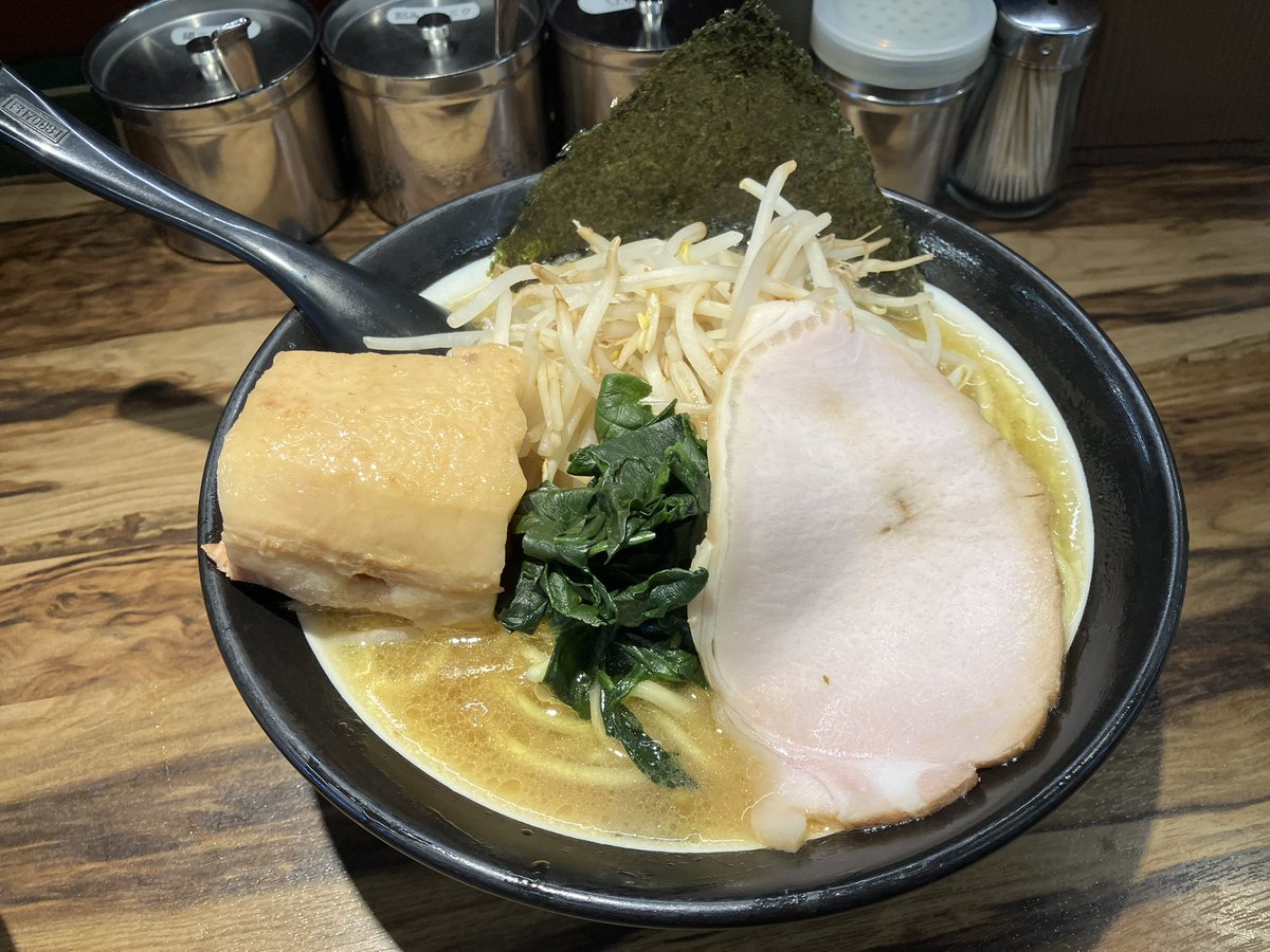 kazupunk1192's tweet image. 八幡山駅
誠家八幡山本店さん
太麺　大盛　角煮　もやし　ミニネギ飯
かなり久々に。
ランチタイムは大盛無料のミニ飯あるの嬉しい。
じんわり来る感じ良い！
つけ麺のような麺も良い！
角煮がここは好きなんだよなー！
うまかずちゃん